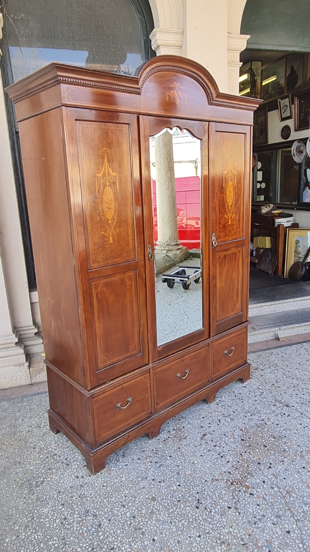 ANTIQUE MAHOGANY    WARDROBE  View III