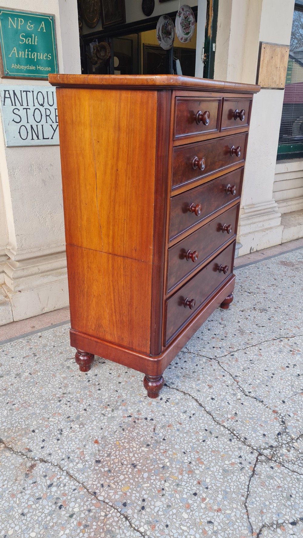 VICTORIAN  CHEST OF DRAWERS View VIII