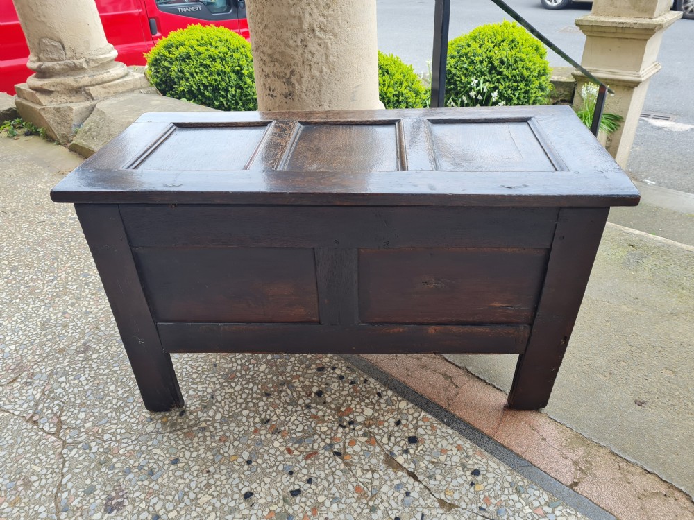 ANTIQUE OAK COFFER /BLANKET BOX  View V