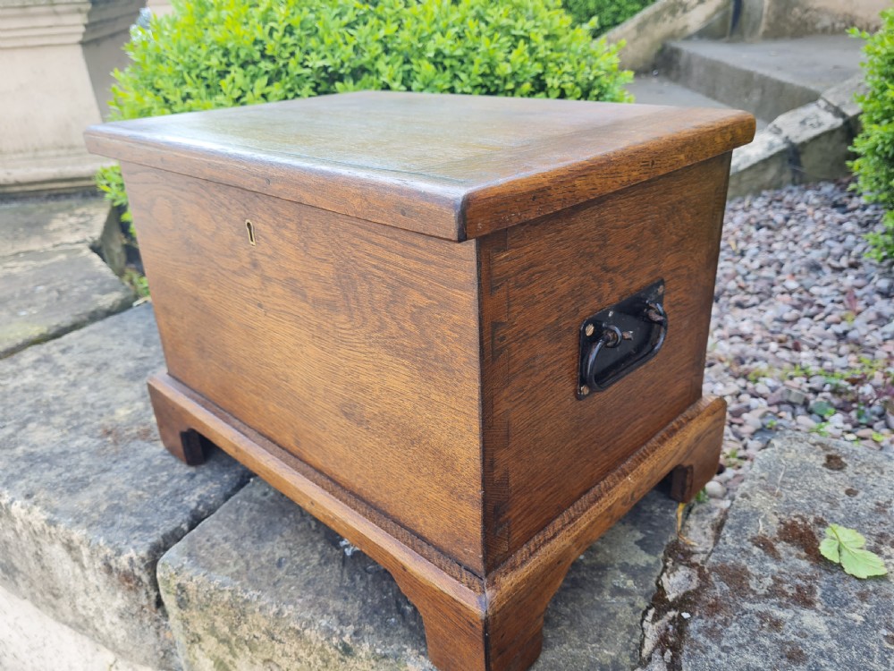 ANTIQUE OAK SMALL  BOX  View V