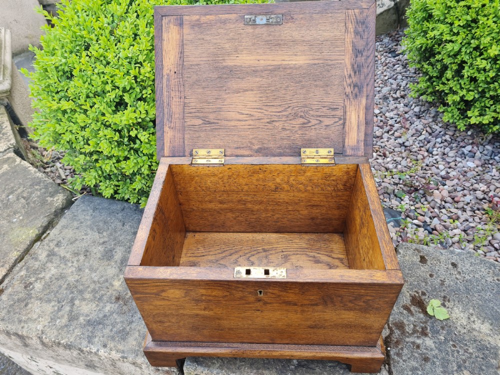 ANTIQUE OAK SMALL  BOX  View VII