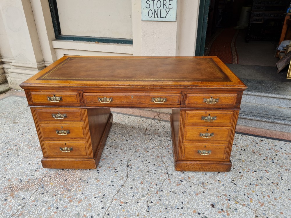 LARGE ANTIQUE OAK PEDESTAL DESK  View III