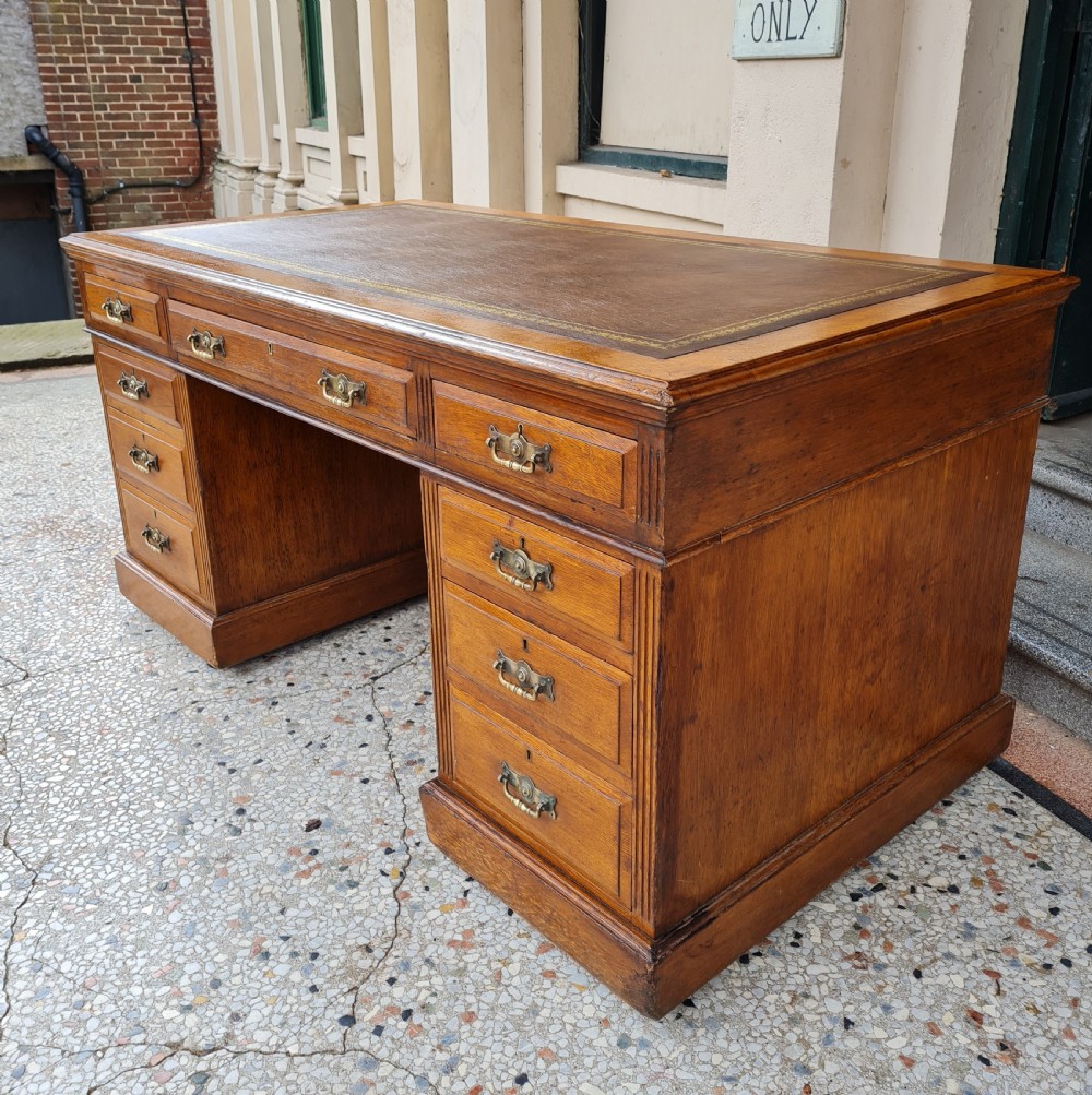 LARGE ANTIQUE OAK PEDESTAL DESK  View V