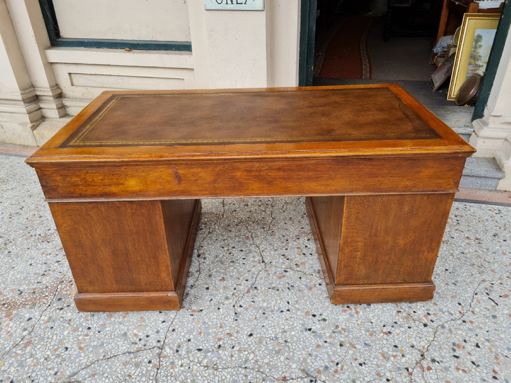 LARGE ANTIQUE OAK PEDESTAL DESK  View VII