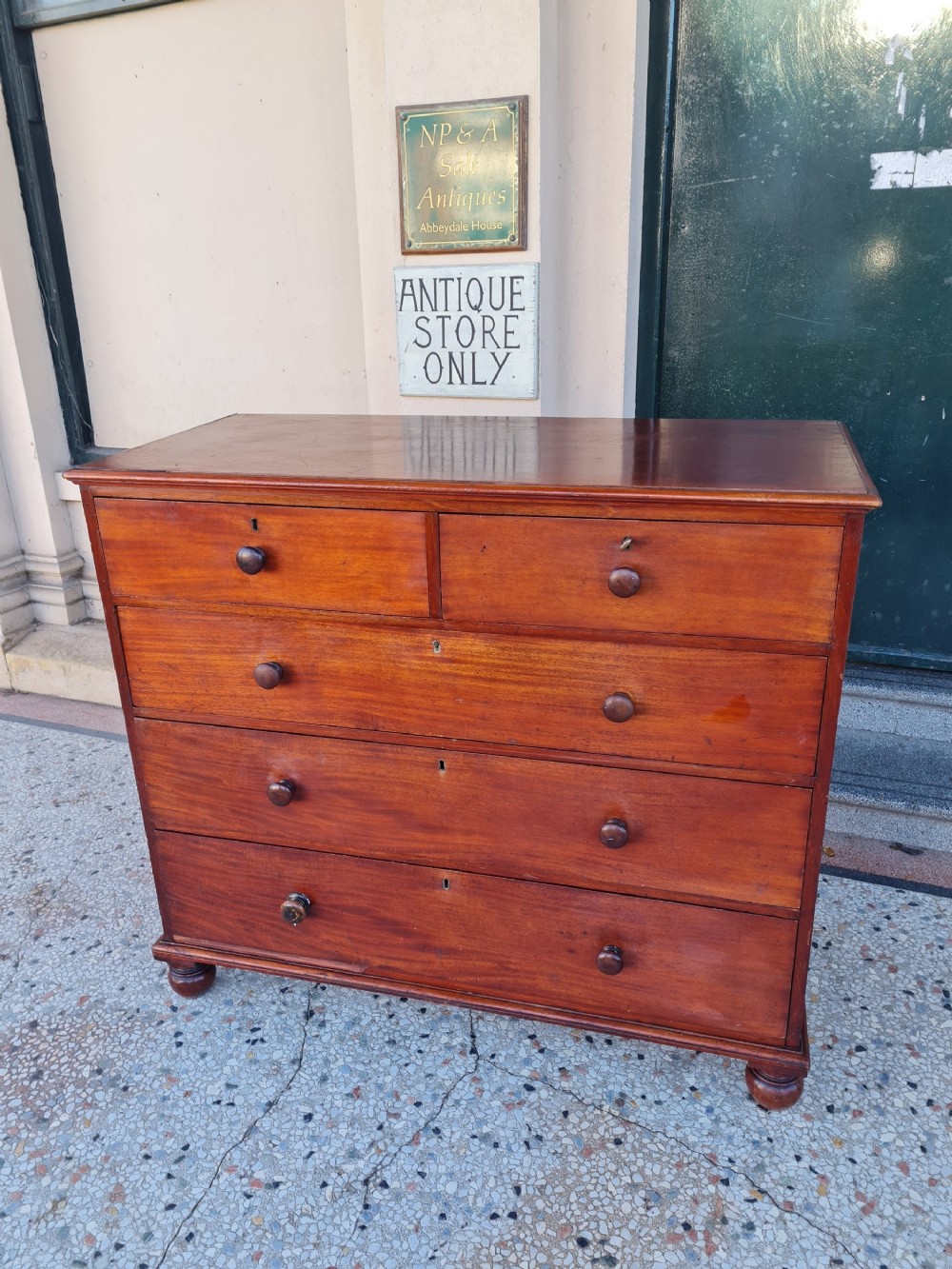 LARGE VICTORIAN MAHOGANY CHEST OF DRAWERS 