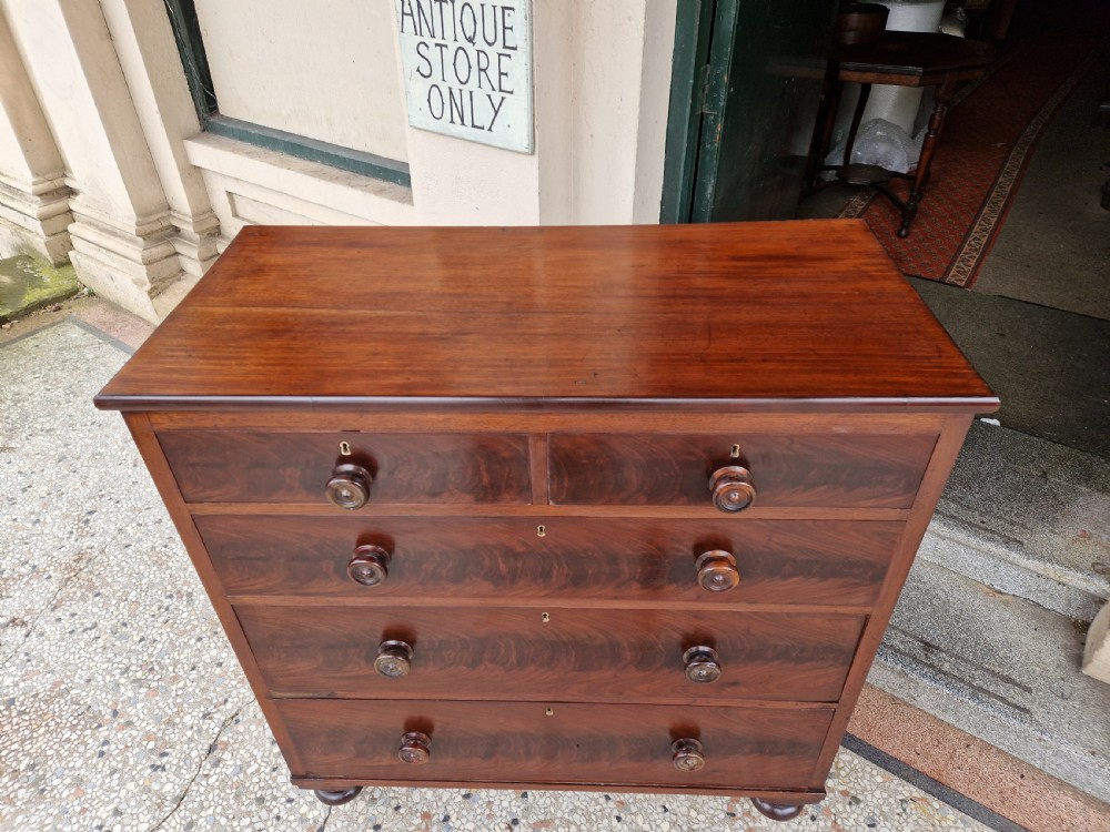 VICTORIAN MAHOGANY CHEST OF DRAWERS View VI