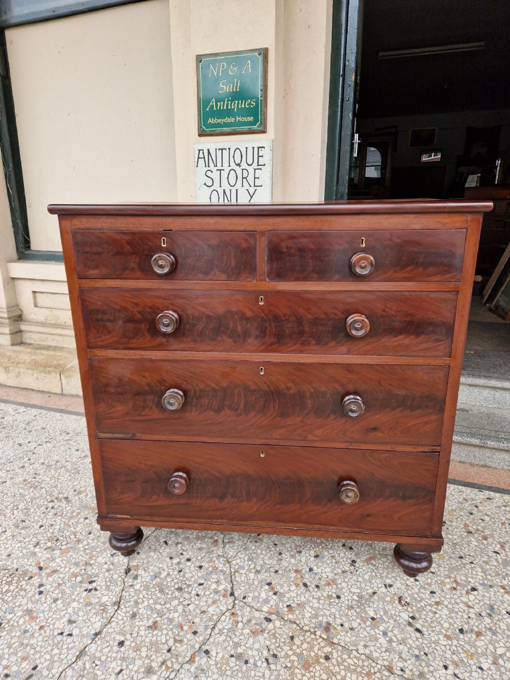 VICTORIAN MAHOGANY CHEST OF DRAWERS