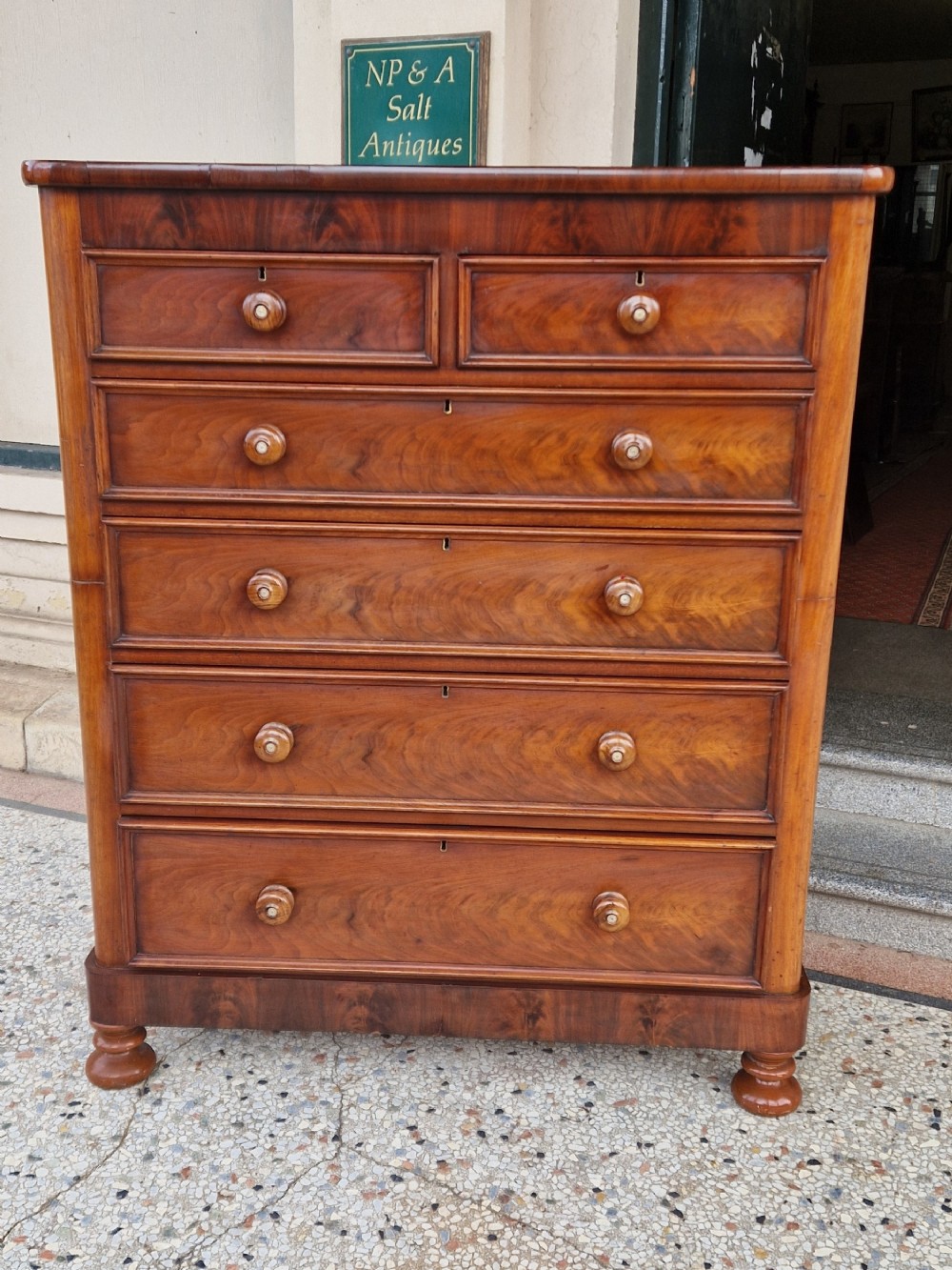 VICTORIAN MAHOGANY CHEST OF DRAWERS 