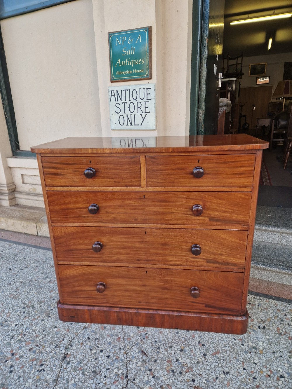 VICTORIAN MAHOGANY CHEST OF DRAWERS