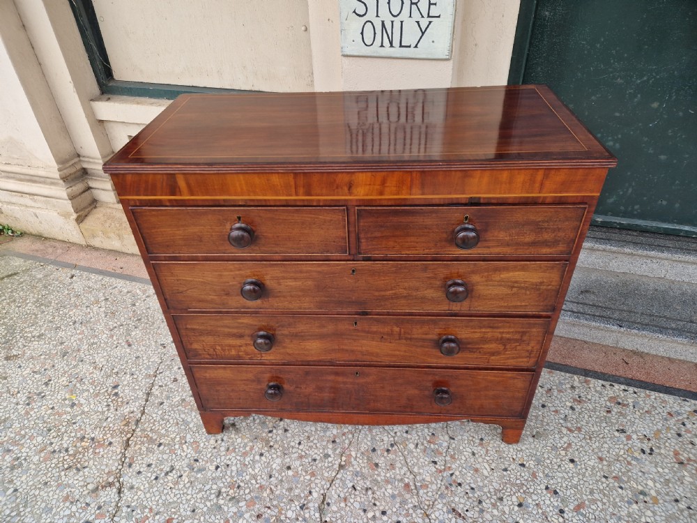  A LOVELY GEORGIAN MAHOGANY CHEST OF DRAWERS  View II
