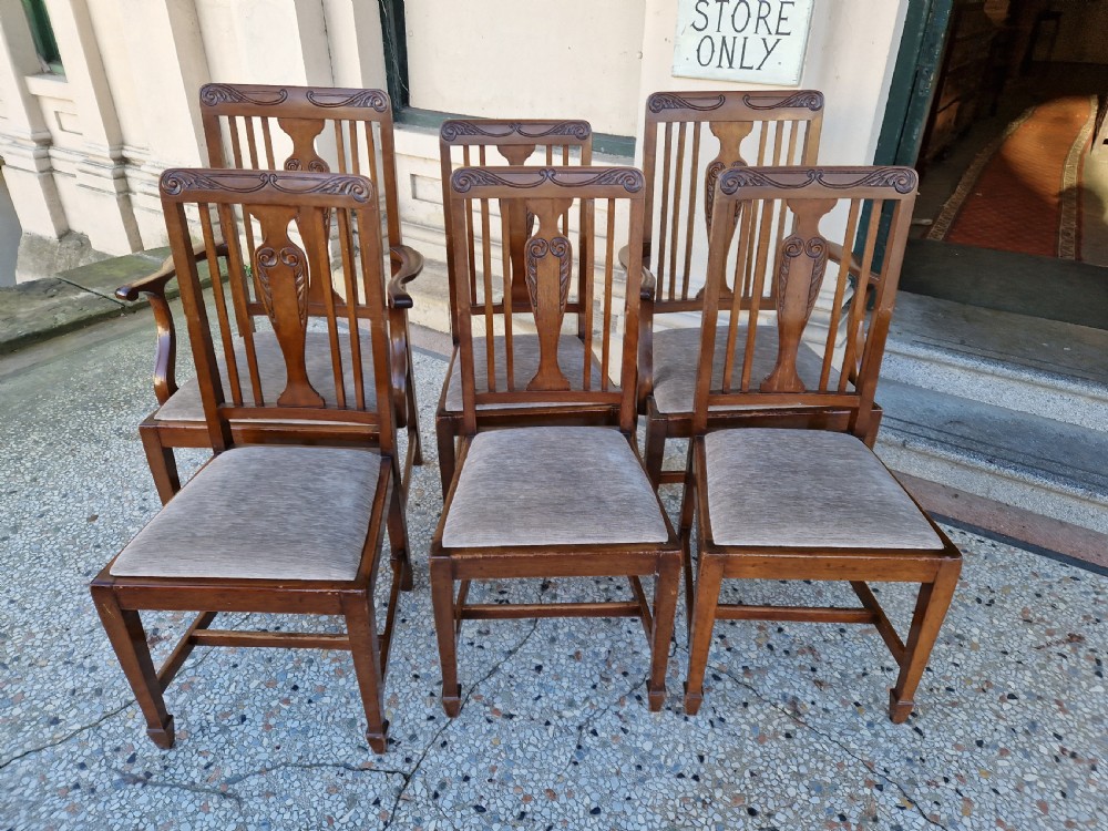 A GOOD SET OF SIX ART NOUVEAU WALNUT CHAIRS 