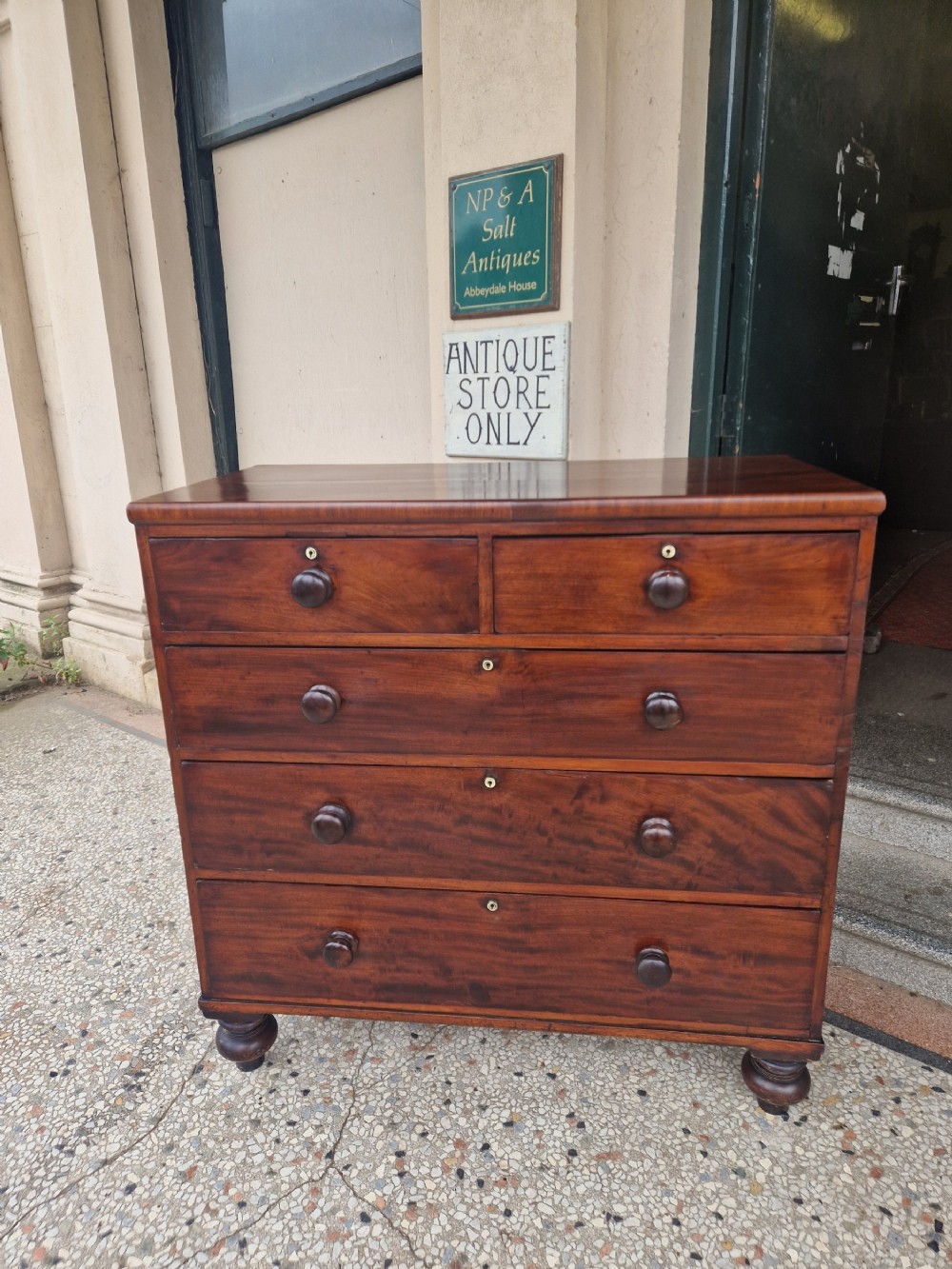 VICTORIAN MAHOGANY CHEST OF DRAWERS 