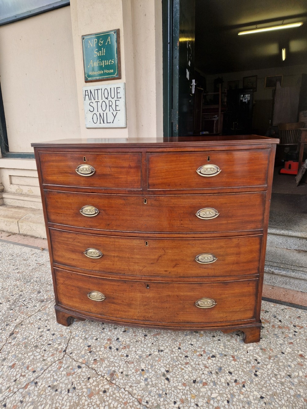 A STUNNING GEORGIAN MAHGANY BOW FRONTED CHEST OF DRAWERS 