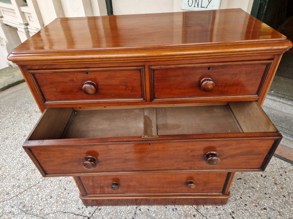 LARGE VICTORIAN MAHOGANY CHEST OF DRAWERS  View IX