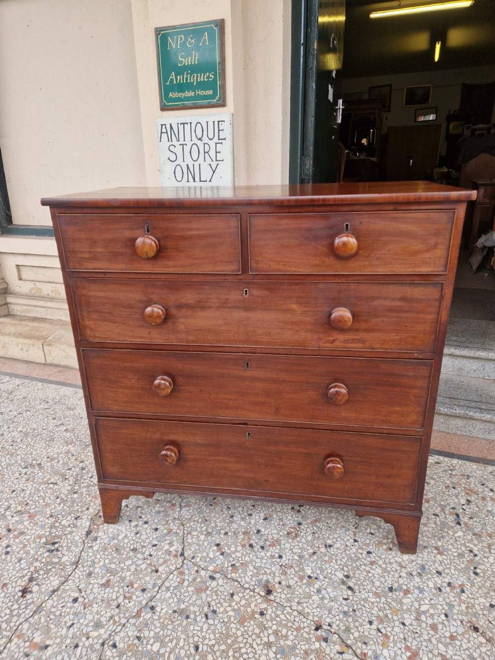 GEORGIAN MAHOGANY CHEST OF DRAWERS 