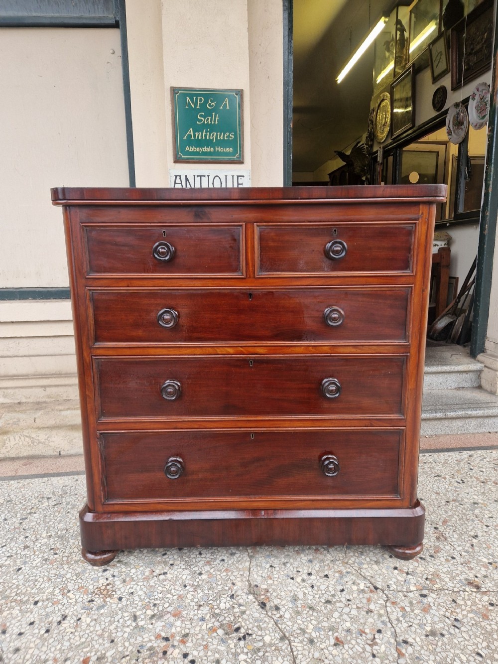 VICTORIAN MAHOGANY CHEST OF DRAWERS 