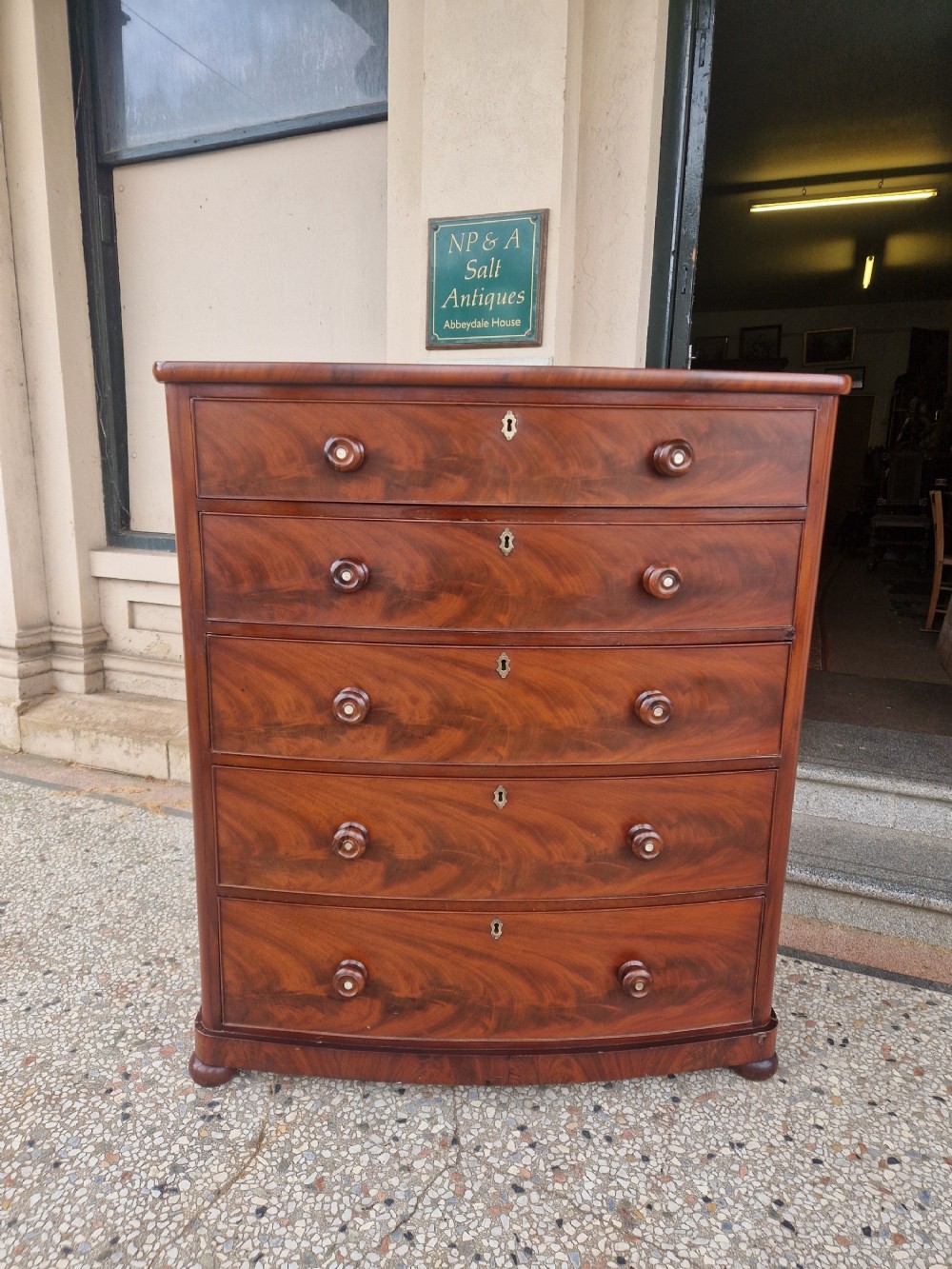 LARGE VICTORIAN MAHOGANY BOW FRONTED CHEST OF DRAWERS 