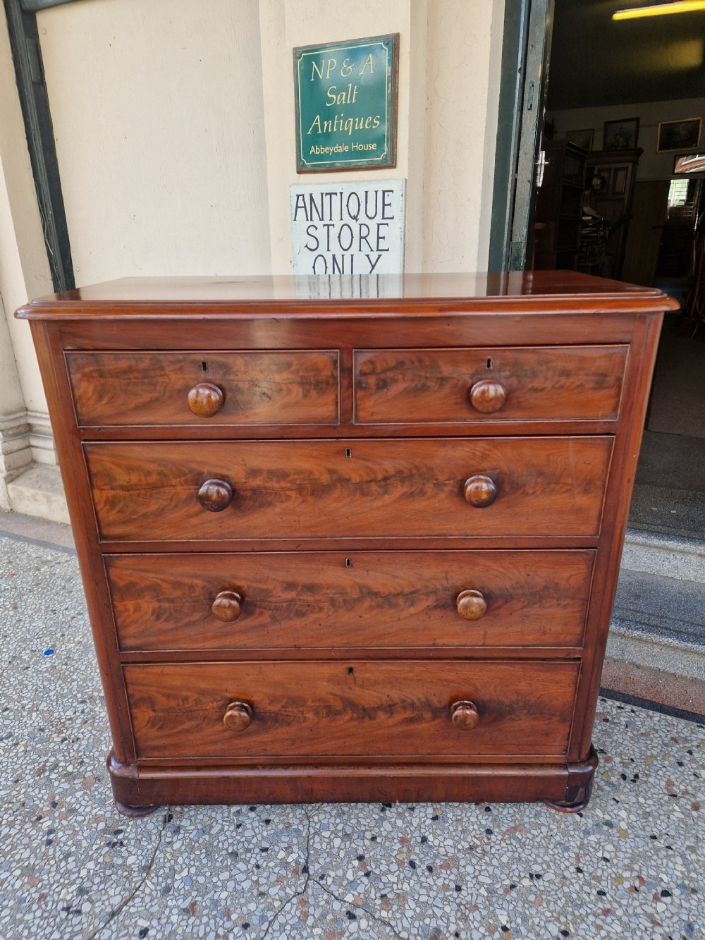 VICTORIAN MAHOGANY CHEST OF DRAWERS 