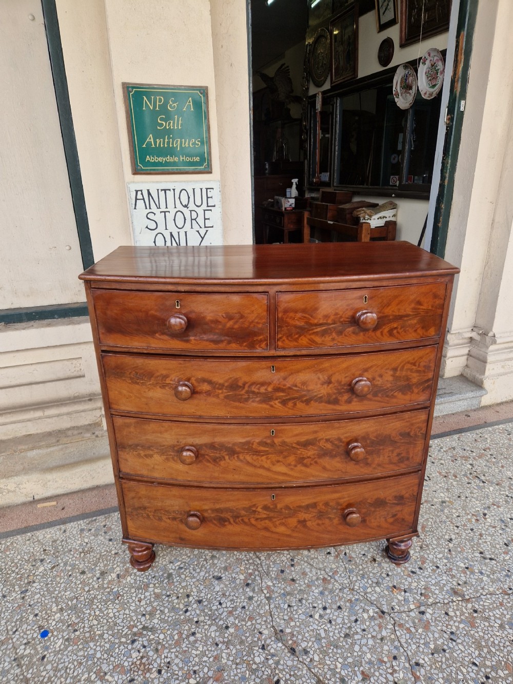 VICTORIAN MAHOGANY BOW FRONTED CHEST OF DRAWERS