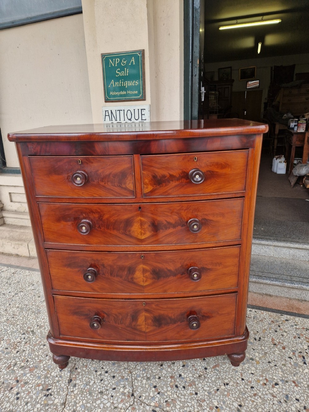 VICTORIAN BOW FRONTED CHEST OF DRAWERS 