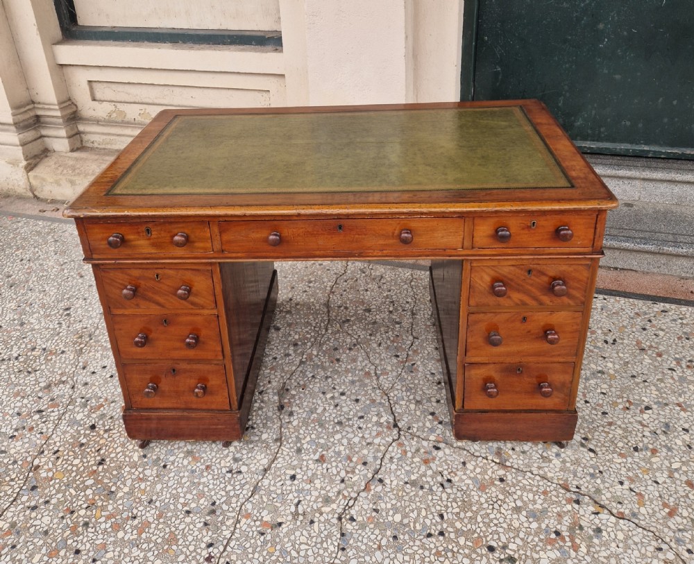 VICTORIAN MAHOGANY PEDESTAL DESK 