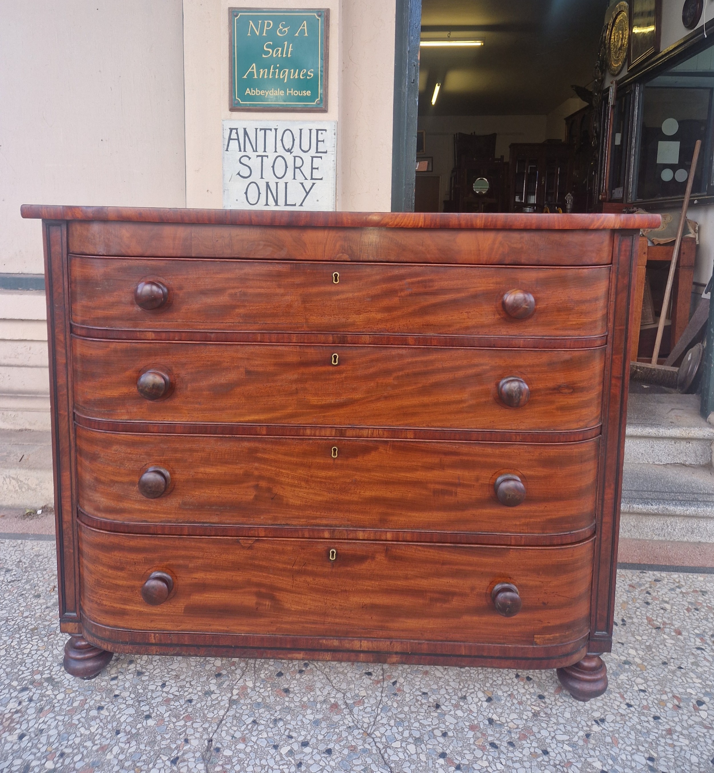 LARGE REGENCY MAHOGANY CHEST OF DRAWERS 