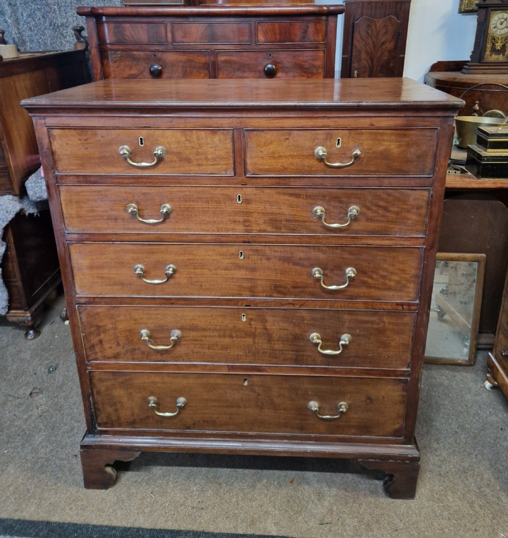 GEORGIAN MAHOGANY CHEST OF DRAWERS 