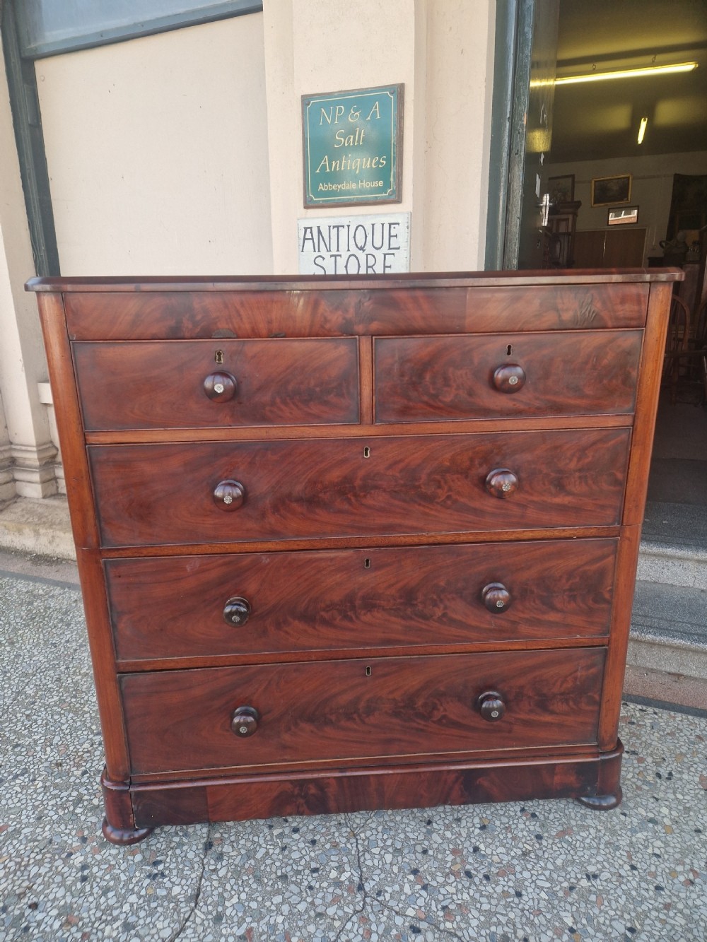 VICTORIAN MAHOGANY CHEST OF DRAWERS