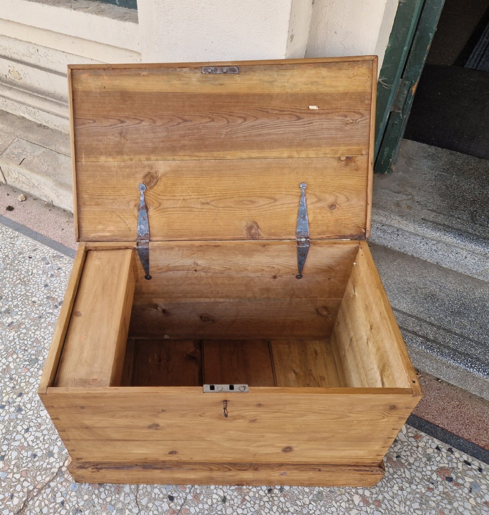 A rectangular Victorian pine blanket box featuring a hinged top lid, visible dovetail joints at the corners, and a solid plinth base. View II