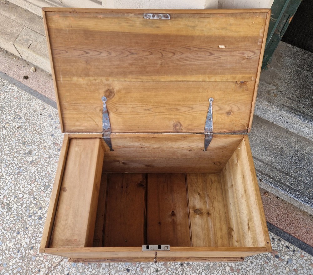 A rectangular Victorian pine blanket box featuring a hinged top lid, visible dovetail joints at the corners, and a solid plinth base. View IV