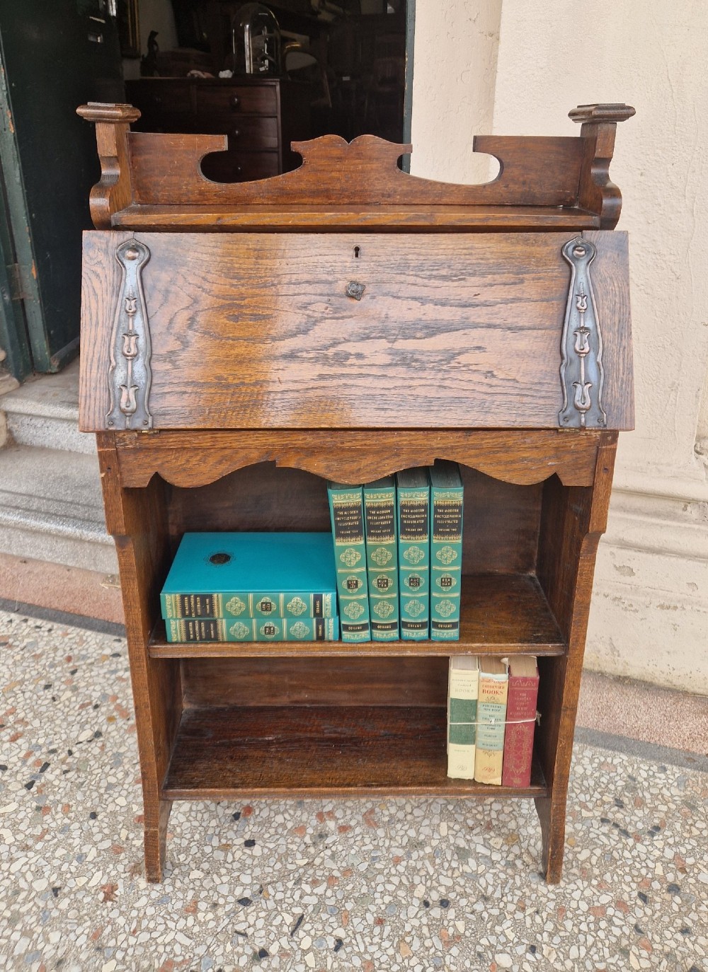 ARtTS AND CRAFTS  OAK BUREAUX