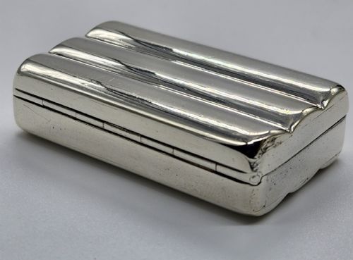 A SILVER GEORGE III SILVER SNUFF BOX BY MATTHEW LINWOOD - ADDITIONAL PHOTO 3
