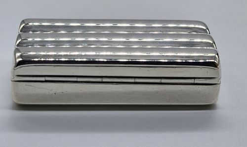 A SILVER GEORGE III SILVER SNUFF BOX BY MATTHEW LINWOOD - ADDITIONAL PHOTO 2