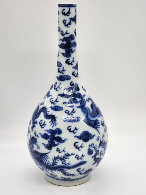 A CHINESE BLUE AND WHITE PORCELAINE VASE KANGXI MARK TO BASE - ADDITIONAL PHOTO 2