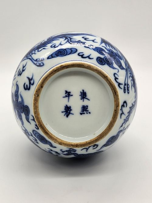A CHINESE BLUE AND WHITE PORCELAINE VASE KANGXI MARK TO BASE - ADDITIONAL PHOTO 4