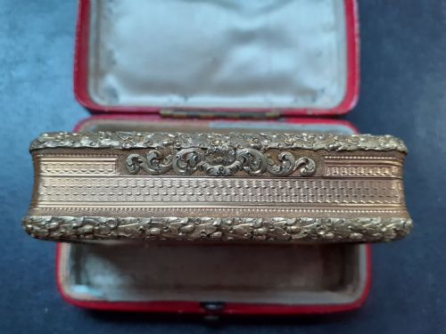 AN IMPORTANT CASED GEORGE III 18 CARAT VARICOLOURED GOLD SNUFF BOX MADE IN LONDON 1815 BY ALEXANDER J STRACHAN - ADDITIONAL PHOTO 2