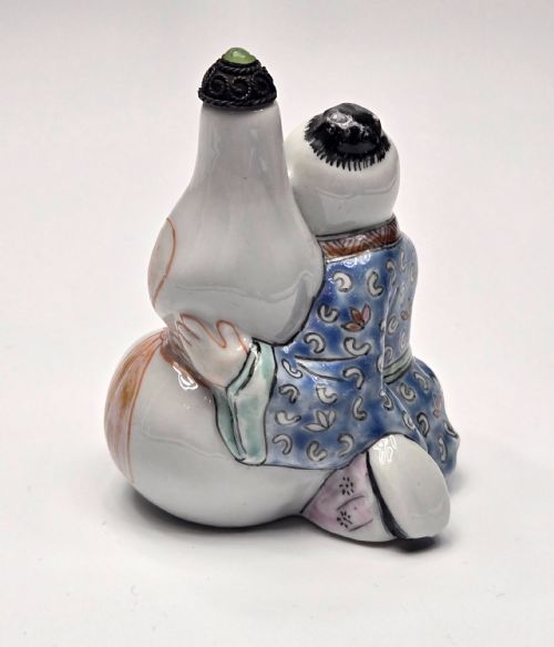 RARE 19TH CENTURY FAMILLE ROSE FIGURAL SNUFF ... 10