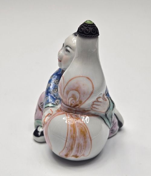 RARE 19TH CENTURY FAMILLE ROSE FIGURAL SNUFF ... 11