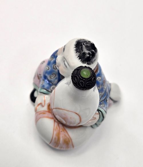RARE 19TH CENTURY FAMILLE ROSE FIGURAL SNUFF ... 12
