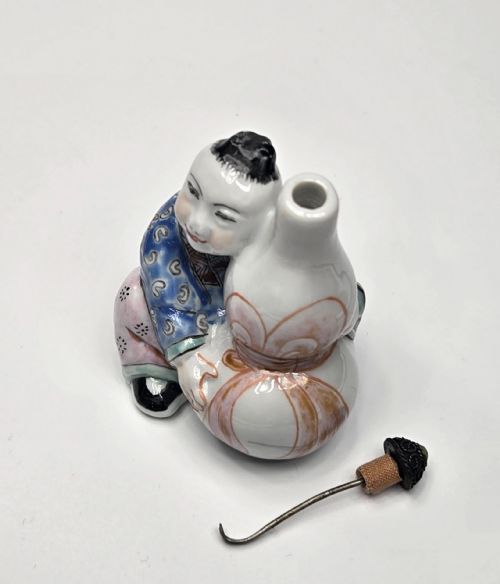 RARE 19TH CENTURY FAMILLE ROSE FIGURAL SNUFF ... 15