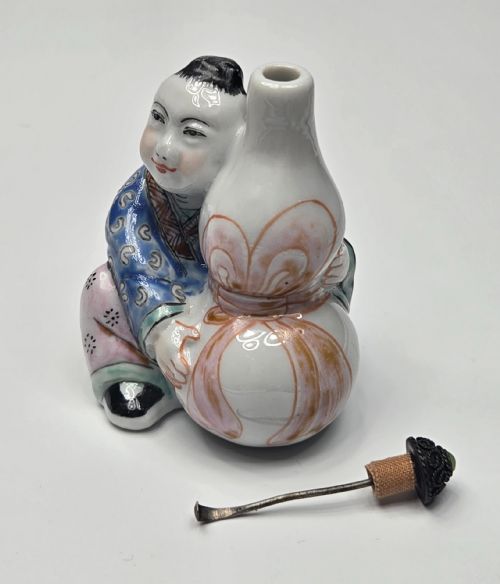 RARE 19TH CENTURY FAMILLE ROSE FIGURAL SNUFF ... 16