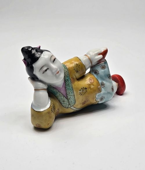 A FINE 19THCENTURY FAMILLE ROSE RECLINING BEAUTY PORCELAIN SNUFF BOTTLE - ADDITIONAL PHOTO 17