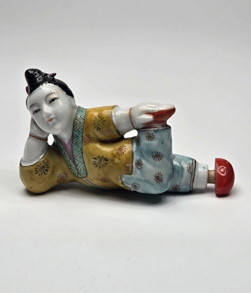 A FINE 19THCENTURY FAMILLE ROSE RECLINING BEAUTY PORCELAIN SNUFF BOTTLE - ADDITIONAL PHOTO 23