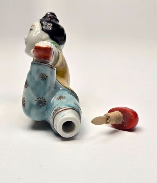 A FINE 19THCENTURY FAMILLE ROSE RECLINING BEAUTY PORCELAIN SNUFF BOTTLE - ADDITIONAL PHOTO 24