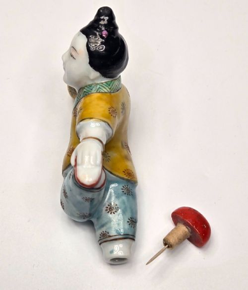 A FINE 19THCENTURY FAMILLE ROSE RECLINING BEAUTY PORCELAIN SNUFF BOTTLE - ADDITIONAL PHOTO 25