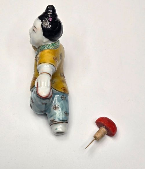 A FINE 19THCENTURY FAMILLE ROSE RECLINING BEAUTY PORCELAIN SNUFF BOTTLE - ADDITIONAL PHOTO 26