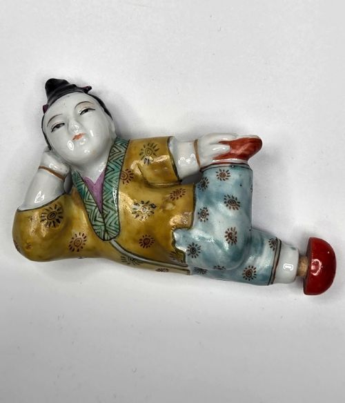 A FINE 19THCENTURY FAMILLE ROSE RECLINING BEAUTY PORCELAIN SNUFF BOTTLE - ADDITIONAL PHOTO 30