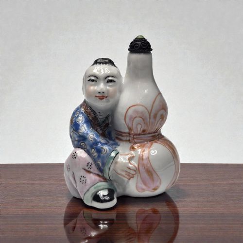 RARE 19TH CENTURY FAMILLE ROSE FIGURAL SNUFF ... 3