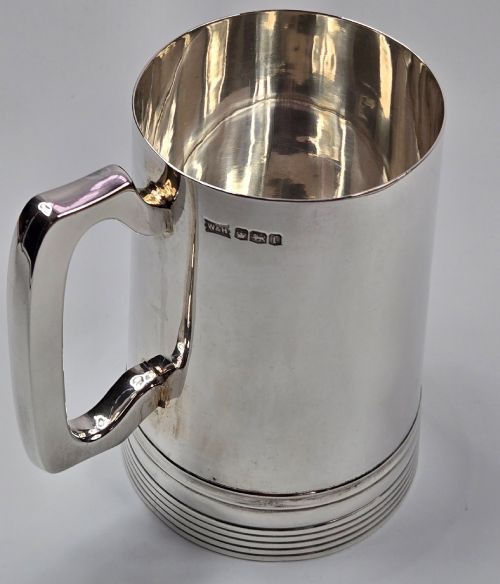 Fine & Heavy George V Solid Silver 1-Pint Tankard by Walker & Hall, Sheffield 1923 – Ex-bonhams - 431 Grams