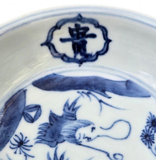 A FINE AND EXCEPTIONALLY RARE MING DYNASTY BLUE AND WHITE 'SHOULAO AND CRANE' DEEP SAUCERDISH MUKOZUKE - ADDITIONAL PHOTO 1